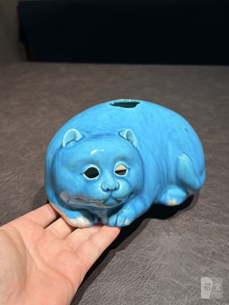 清康熙 孔雀蓝釉猫型瓷塑（配木座） - 图5